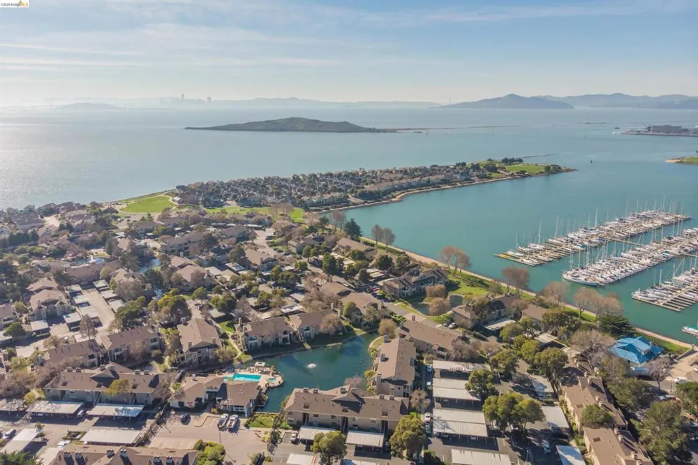 91 Marina Lakes Dr Richmond, CA 94804