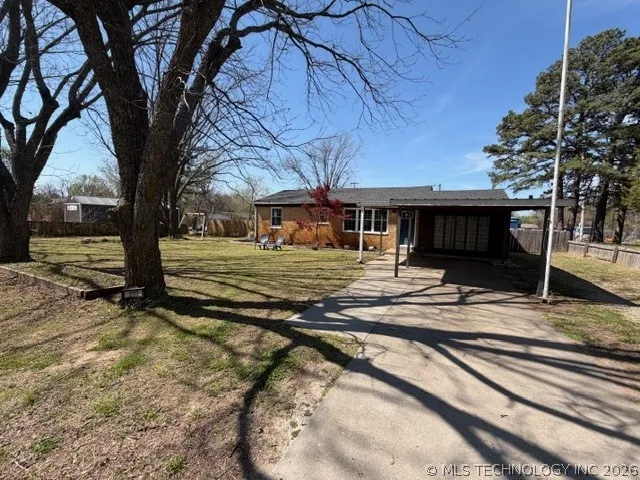 219 Berton Holdenville, OK 74848