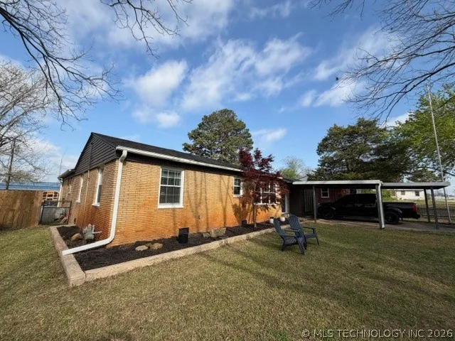 219 Berton Holdenville, OK 74848