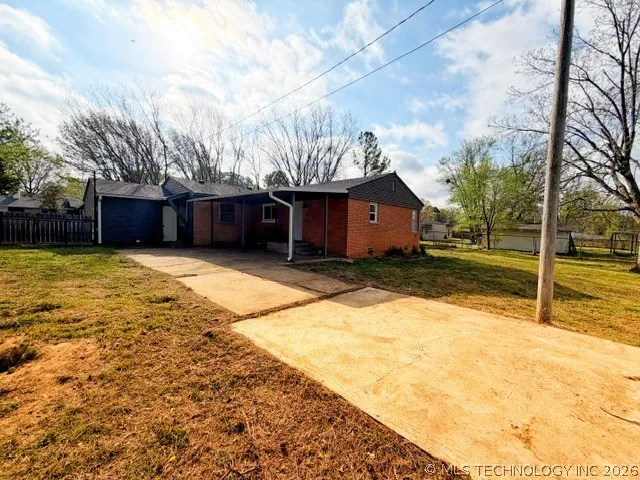 219 Berton Holdenville, OK 74848