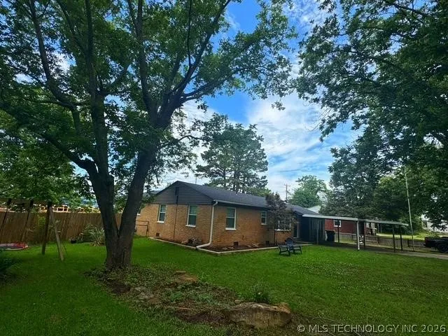 219 Berton Holdenville, OK 74848
