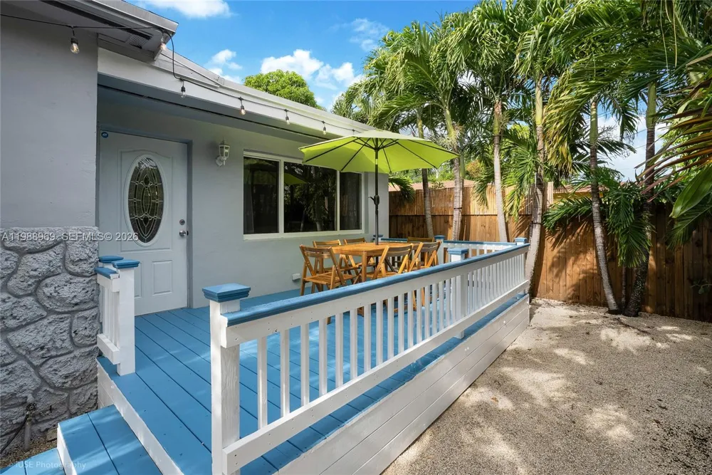 113 SW 2nd St Hallandale Beach, FL 33009