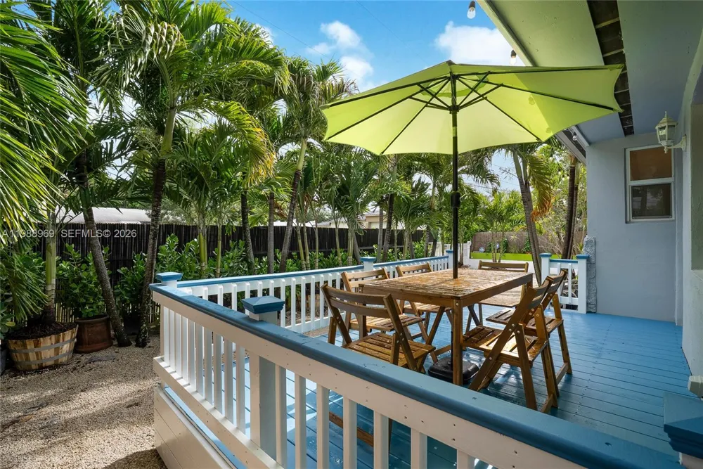 113 SW 2nd St Hallandale Beach, FL 33009