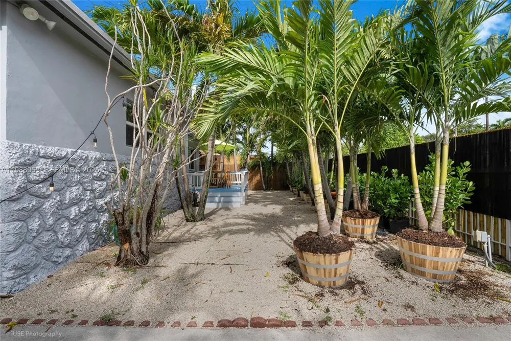 113 SW 2nd St Hallandale Beach, FL 33009