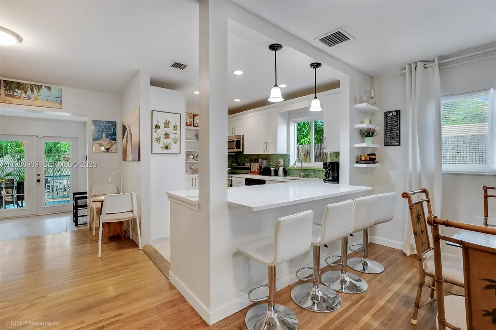 113 SW 2nd St Hallandale Beach, FL 33009