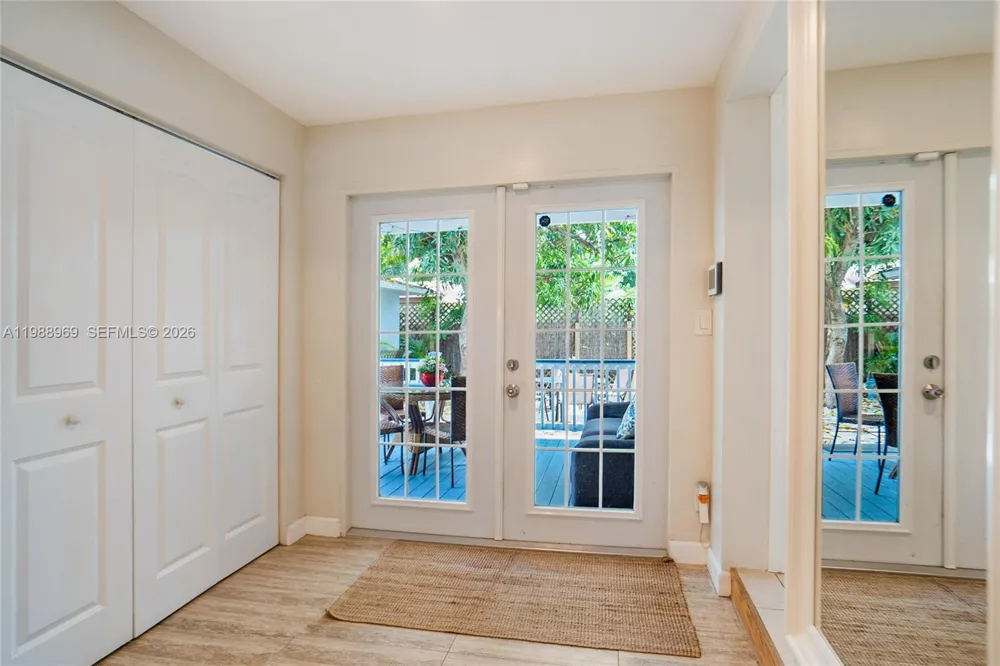 113 SW 2nd St Hallandale Beach, FL 33009