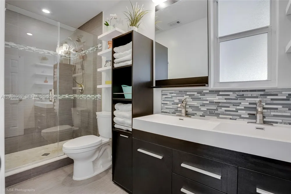 113 SW 2nd St Hallandale Beach, FL 33009