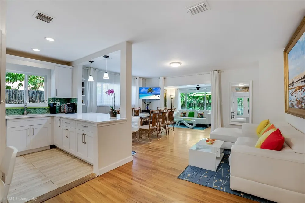 113 SW 2nd St Hallandale Beach, FL 33009