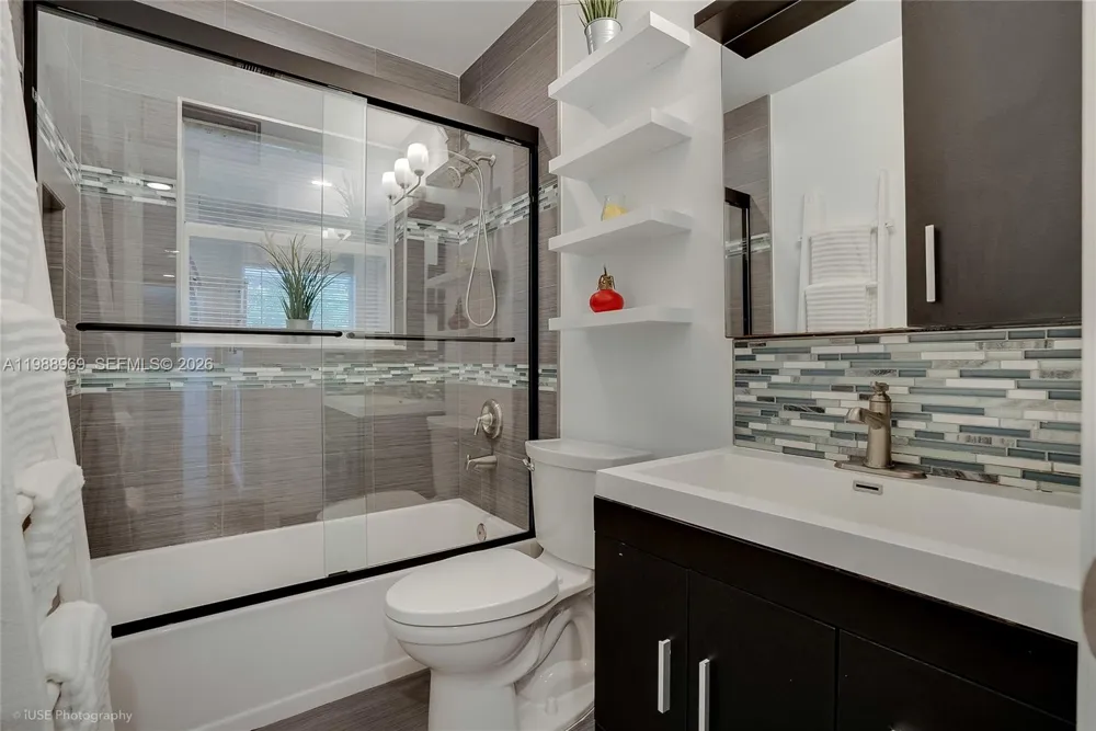 113 SW 2nd St Hallandale Beach, FL 33009