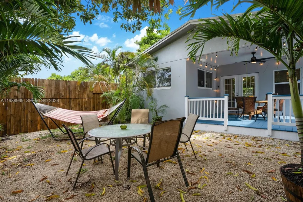 113 SW 2nd St Hallandale Beach, FL 33009