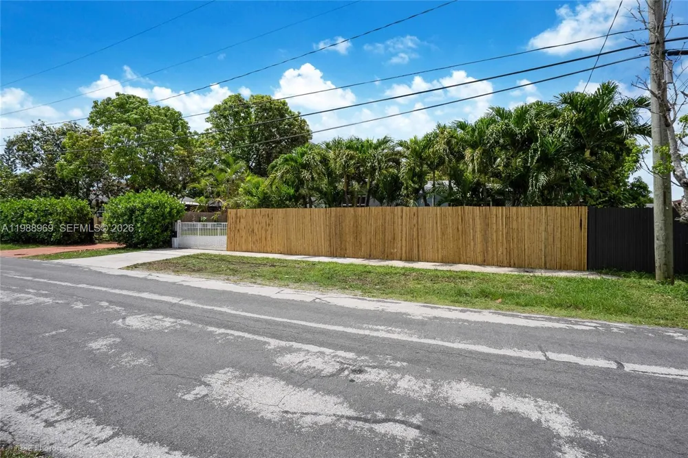 113 SW 2nd St Hallandale Beach, FL 33009