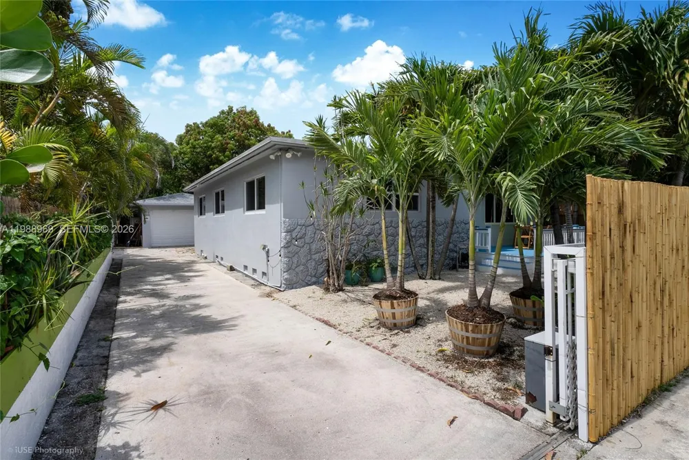 113 SW 2nd St Hallandale Beach, FL 33009
