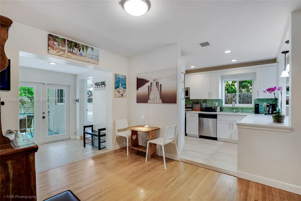 113 SW 2nd St Hallandale Beach, FL 33009