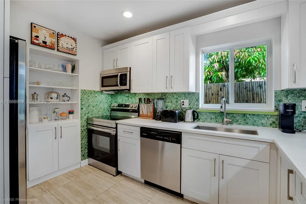 113 SW 2nd St Hallandale Beach, FL 33009