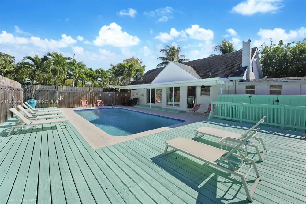 212 SW 1st Ave Hallandale Beach, FL 33009
