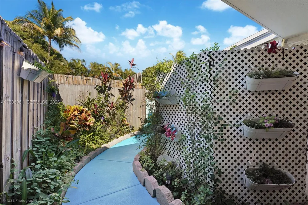 212 SW 1st Ave Hallandale Beach, FL 33009