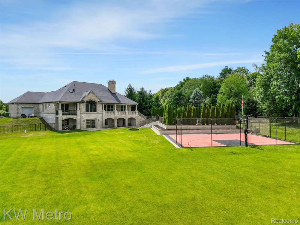 65884 Windrose Court Ray Township, MI 48096