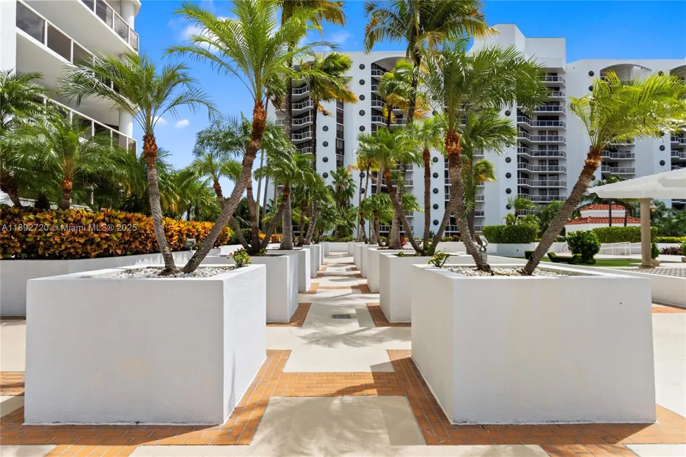 3598 Yacht Club Dr #1004 Aventura, FL 33180
