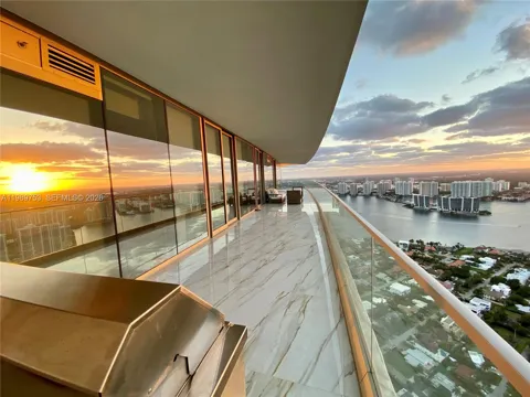 18975 Collins Ave #5105