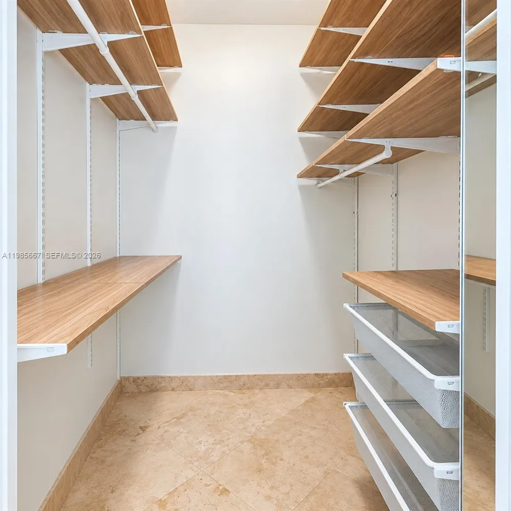 31 SE 5th St #1110 Miami, FL 33131