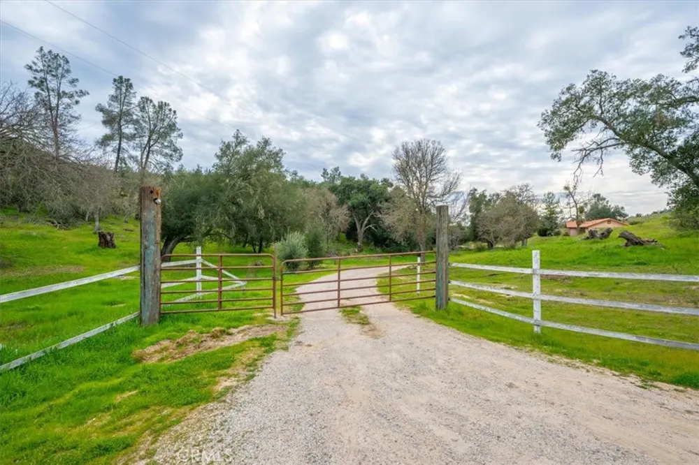 3151 Parkhill Santa Margarita, CA 93453