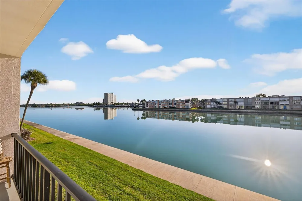 7625 SUN ISLAND DRIVE S #207 South Pasadena, FL 33707