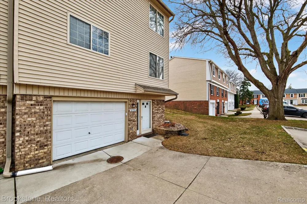 37744 Charter Oaks Boulevard #397 Clinton Charter Township, MI 48036