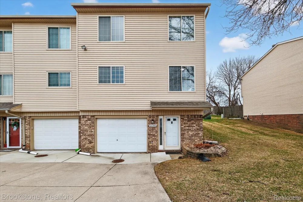 37744 Charter Oaks Boulevard #397 Clinton Charter Township, MI 48036