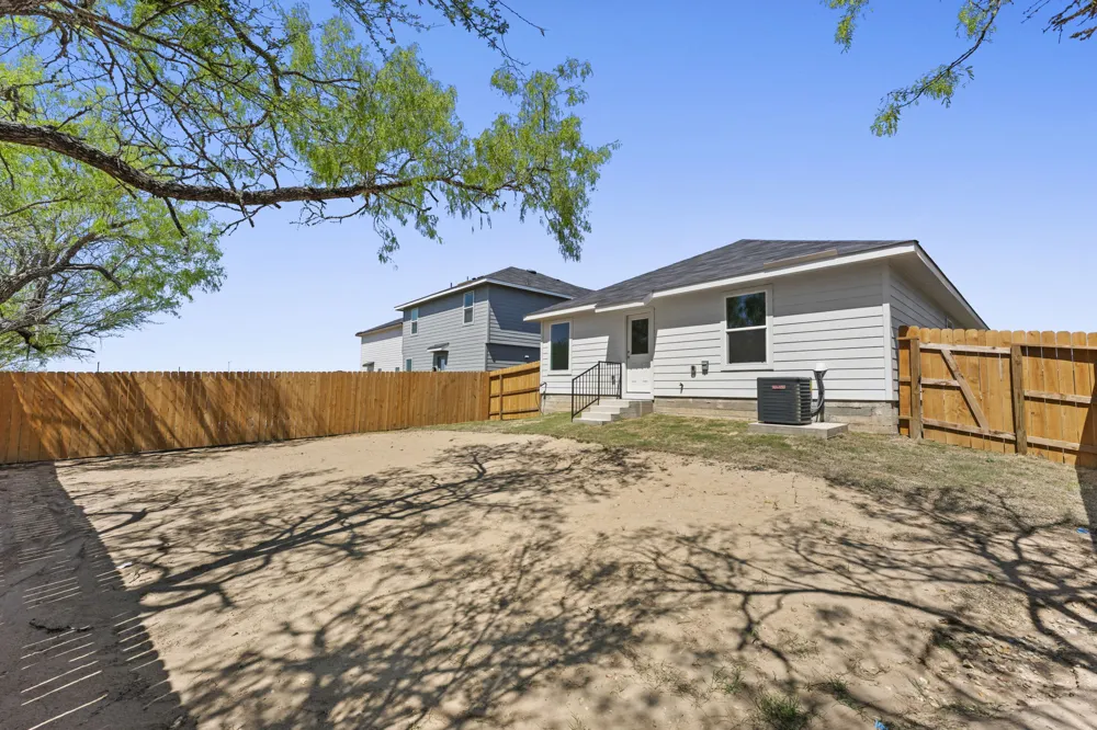 304 Wild Goose Drive Luling, TX 78648