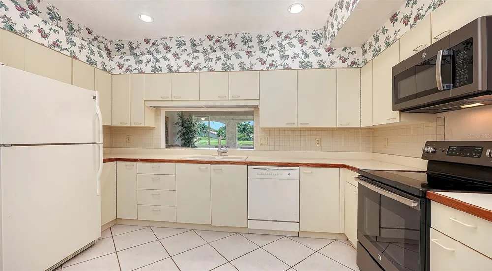 3864 CHATSWORTH GREENE COURT #10 Sarasota, FL 34235