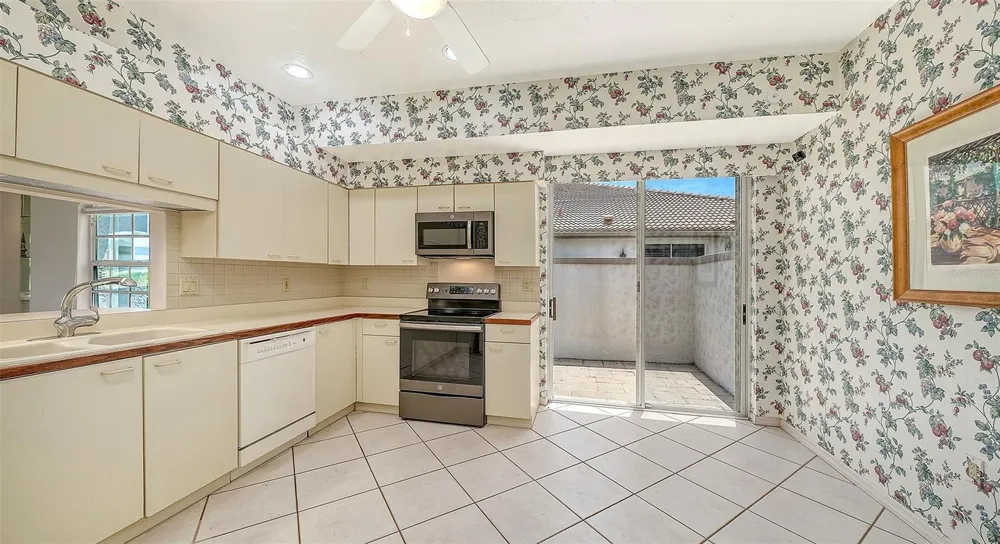 3864 CHATSWORTH GREENE COURT #10 Sarasota, FL 34235
