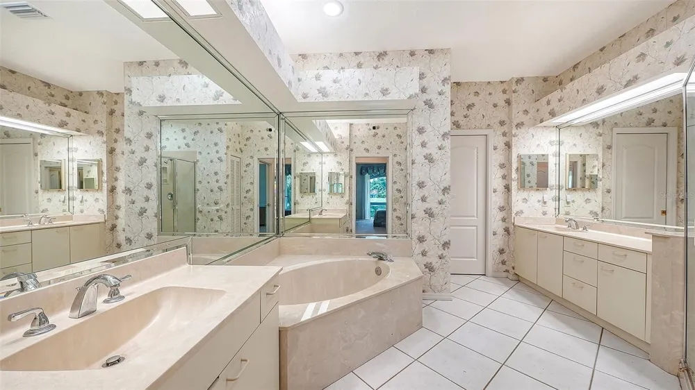 3864 CHATSWORTH GREENE COURT #10 Sarasota, FL 34235