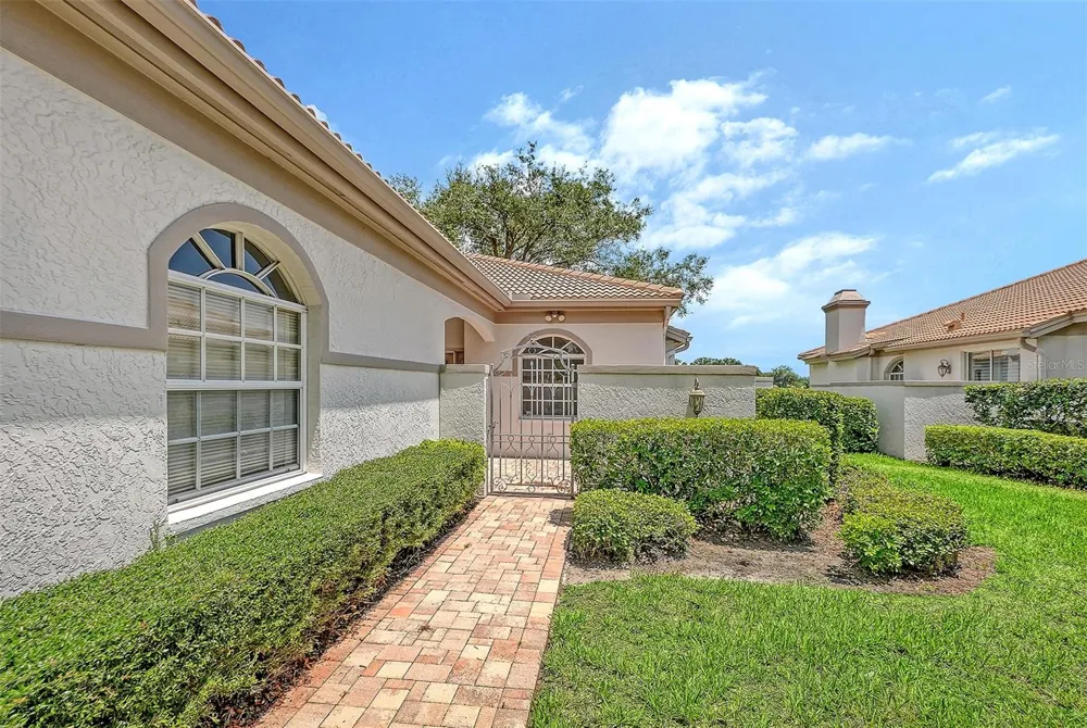 3864 CHATSWORTH GREENE COURT #10 Sarasota, FL 34235