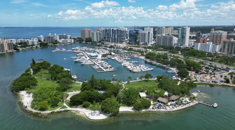 3864 CHATSWORTH GREENE COURT #10 Sarasota, FL 34235
