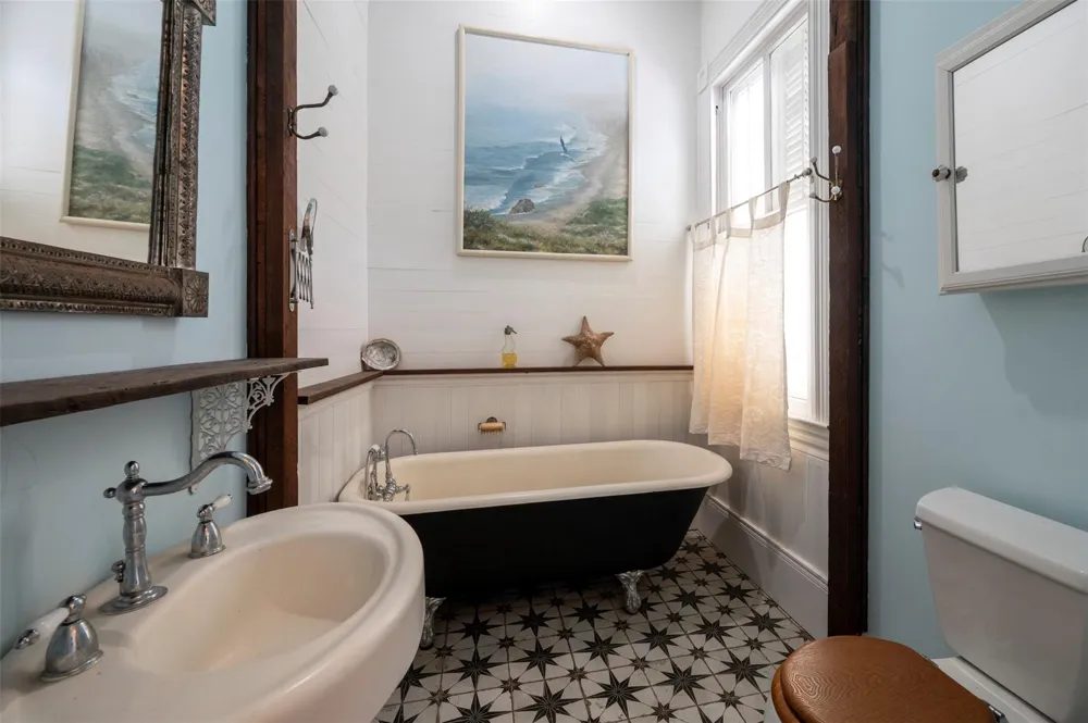 2622 Ursuline Street Galveston, TX 77550