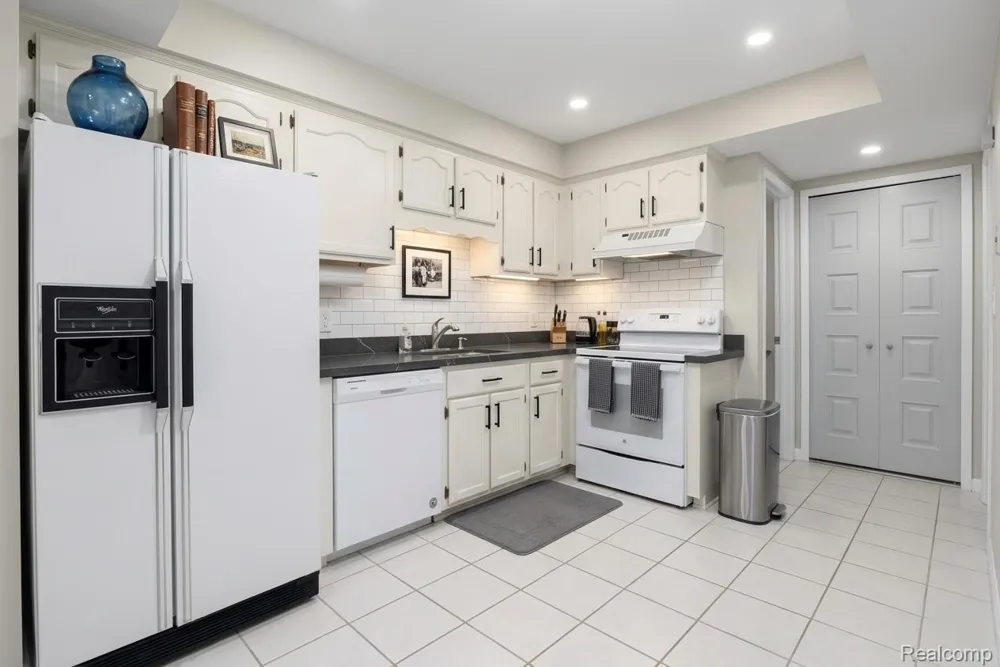 29876 City Center Drive #4 Warren City, MI 48093