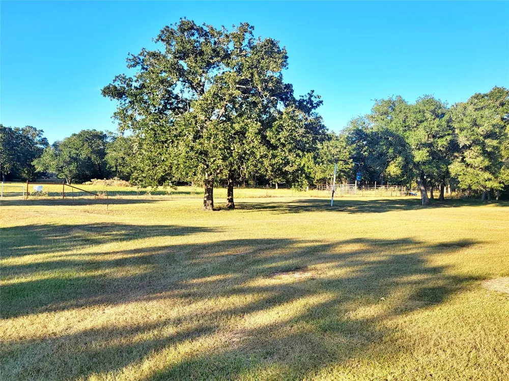 1085 Reeves Road Garwood, TX 77442