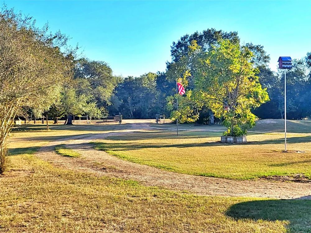 1085 Reeves Road Garwood, TX 77442