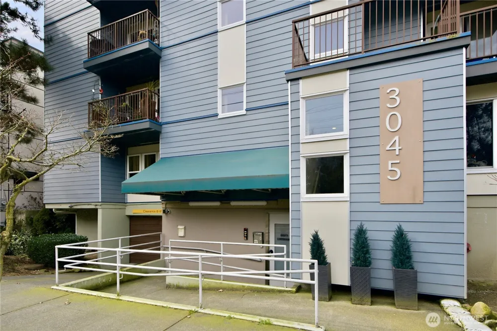 3045 20th Avenue W #403 Seattle, WA 98199