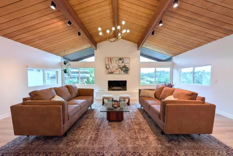 4242 Avenida Gregory