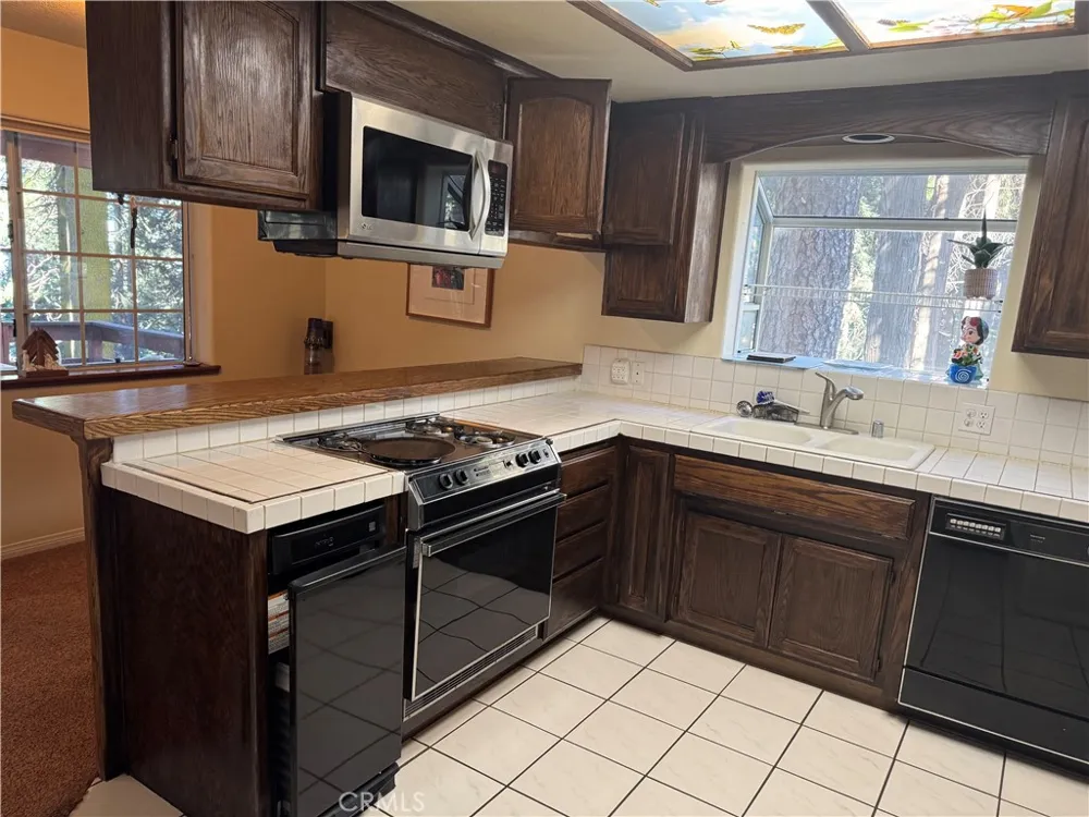 21564 Jobs Peak Cedarpines Park, CA 92322