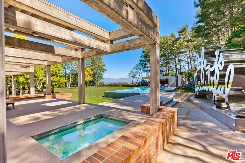 3350 Stone Ridge Lane Los Angeles, CA 90077