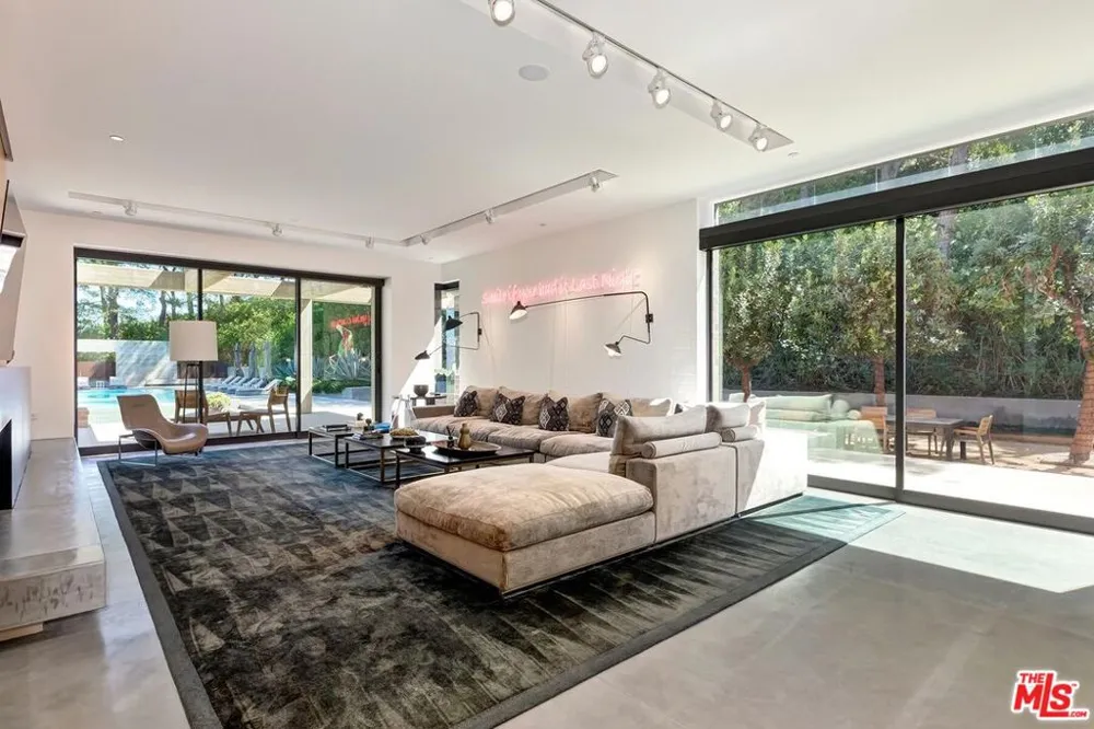 3350 Stone Ridge Lane Los Angeles, CA 90077