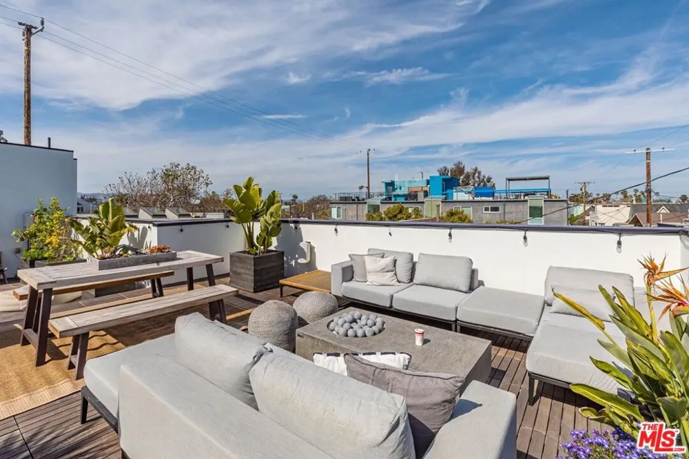 214 S Venice Boulevard Venice, CA 90291