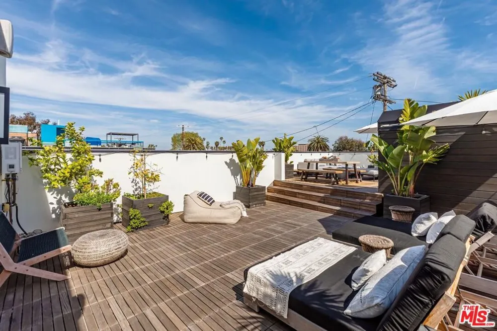 214 S Venice Boulevard Venice, CA 90291