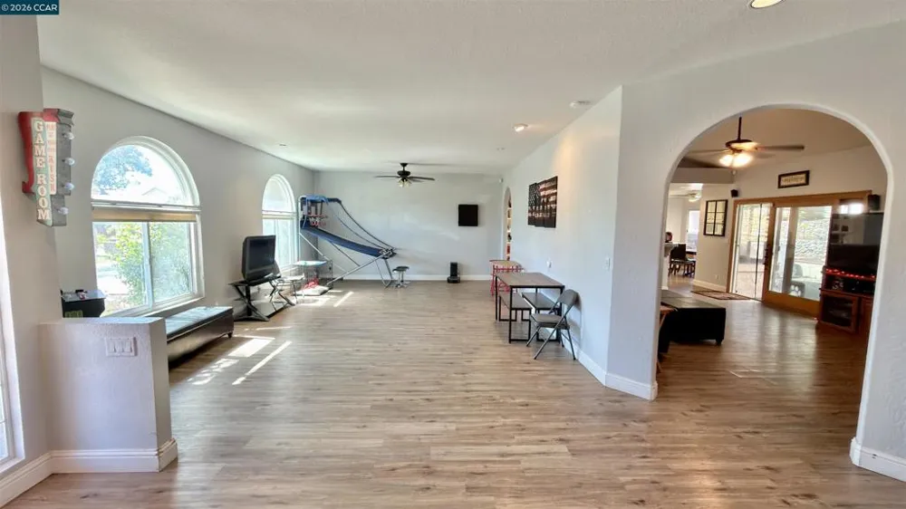 5593 Edgeview Dr Discovery Bay, CA 94505