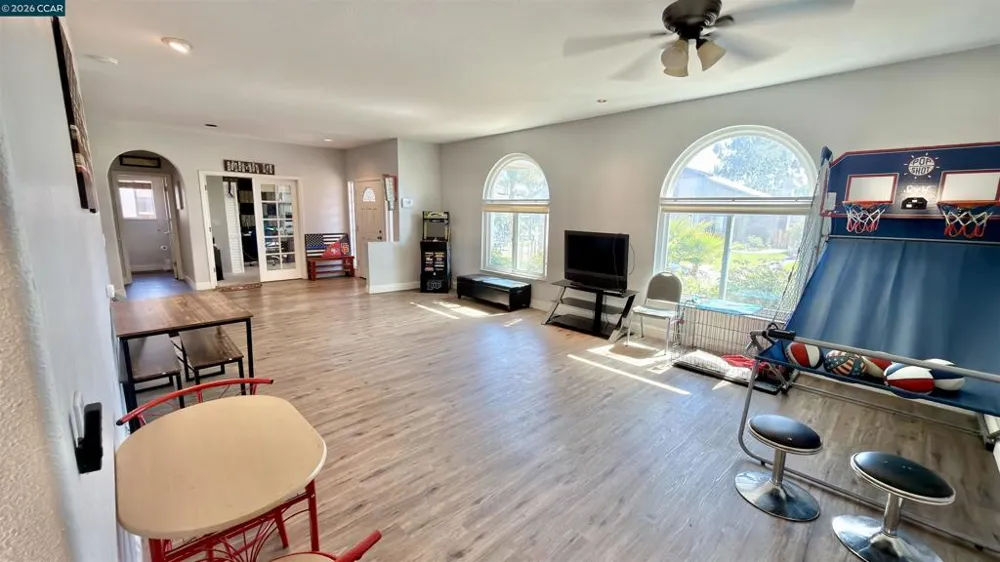 5593 Edgeview Dr Discovery Bay, CA 94505