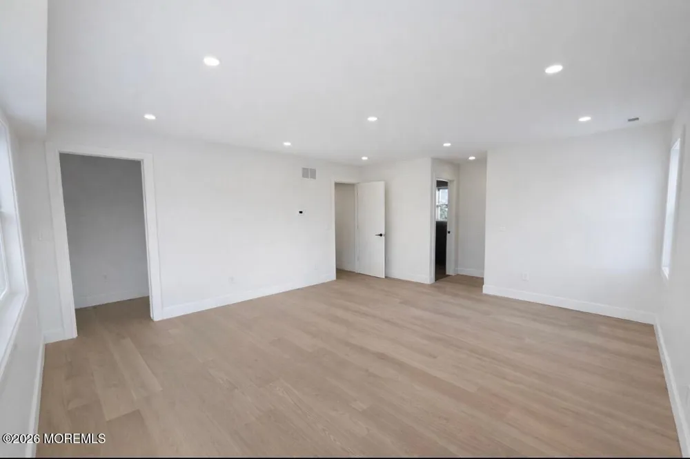 20 Roslyn Drive Oakhurst, NJ 07755