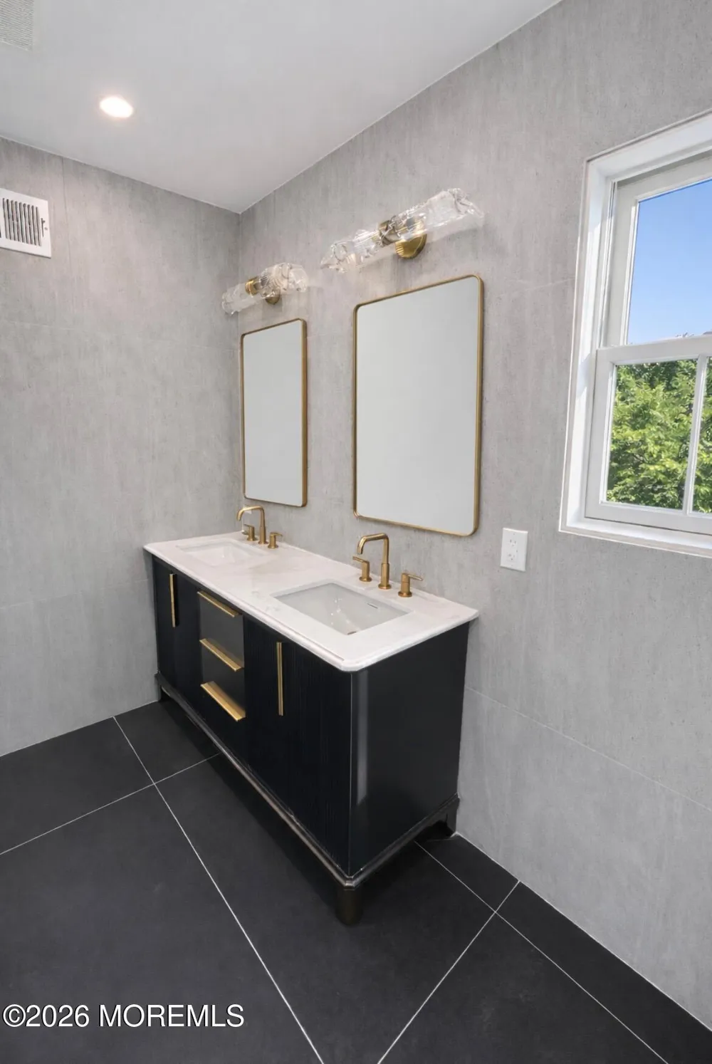 20 Roslyn Drive Oakhurst, NJ 07755