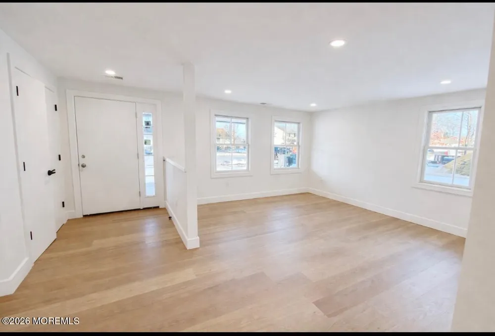 20 Roslyn Drive Oakhurst, NJ 07755